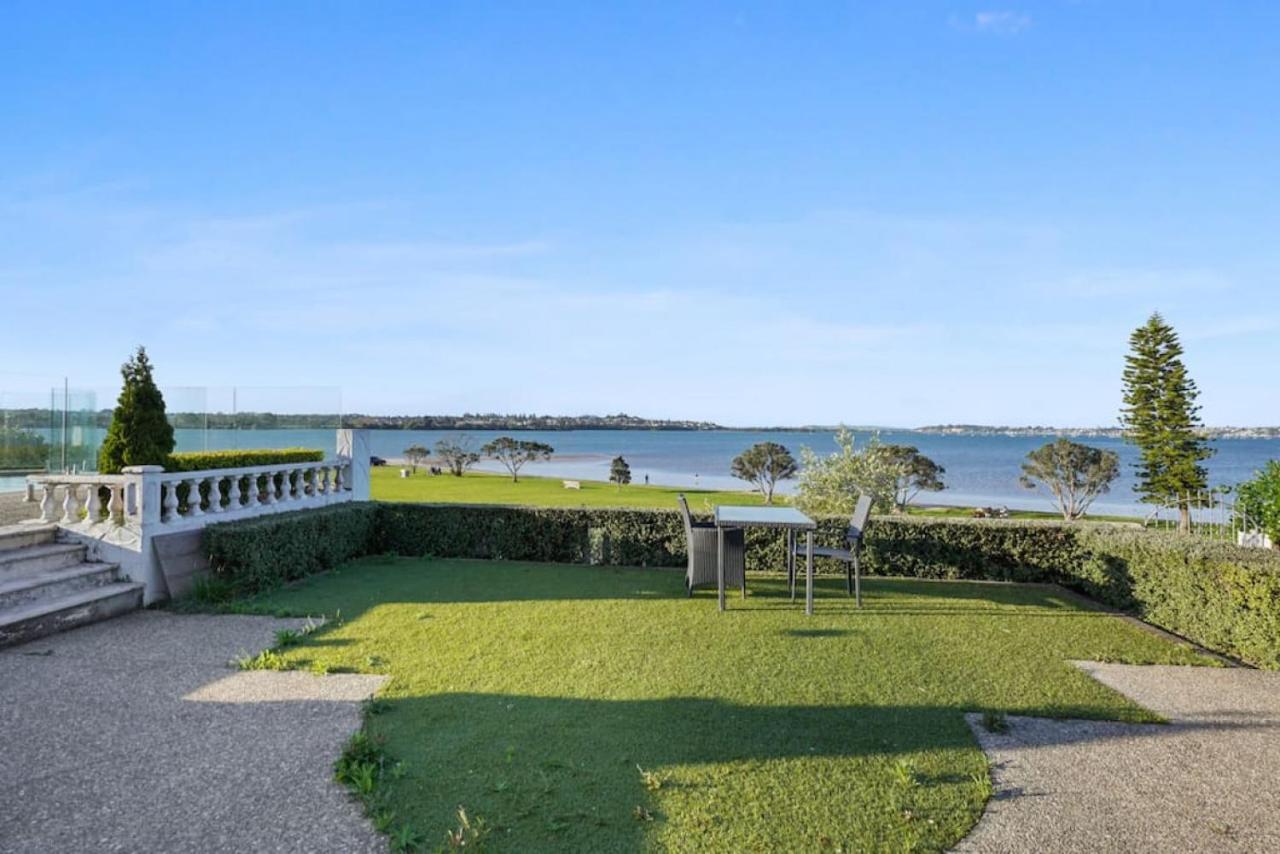 Magnificent Beachfront Mansion - Pool - Fireplace Auckland Exterior foto